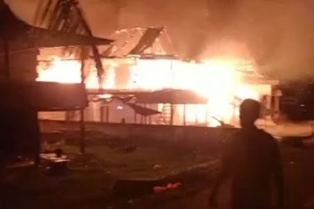 Kebakaran Hebat di Labotto, Dua Rumah Panggung Dan Satu Alsintan Hangus Dilalap Api