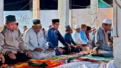 Di Masjid Terapung Tanpa Atap, Ketua DPRD Makassar Salat Tarawih
