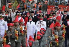 Korsik Satpol PP Makassar Iringi Pengibaran Bendera Merah Putih di Losari