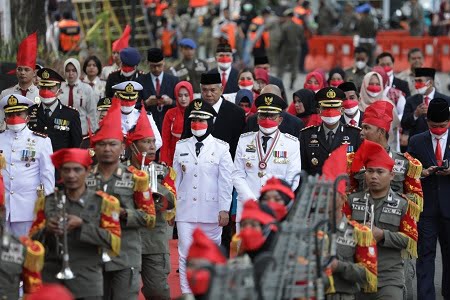 Korsik Satpol PP Makassar Iringi Pengibaran Bendera Merah Putih di Losari