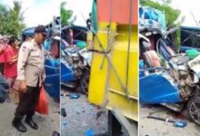 Minibus Tabrak Truk Terpakir di Bahu Jalan, Pasutri Tewas di TKP