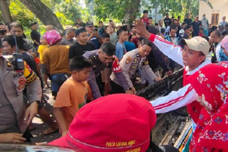 Perahunya Dibakar, Nelayan Bantaeng Tutup Jalan Poros Hingga Macet 2 KM