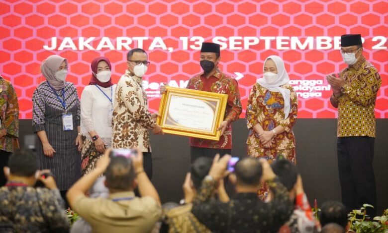 Dorong Pemenuhan Guru di Sulsel, Gubernur Andi Sudirman Terima Penghargaan Menpan-RB