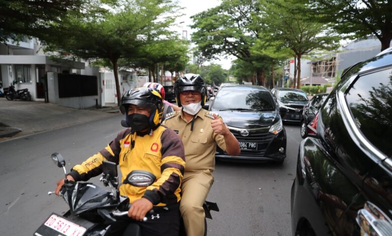 Terobos Hujan, Danny Pomanto Gunakan Motor Ojol ke Beberapa Lokasi Kegiatan