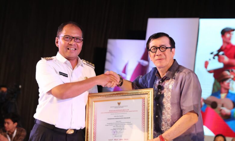 Berkontribusi Terbesar pada Pemohonan KI, Danny Pomanto Raih Penghargaan Kemkumham
