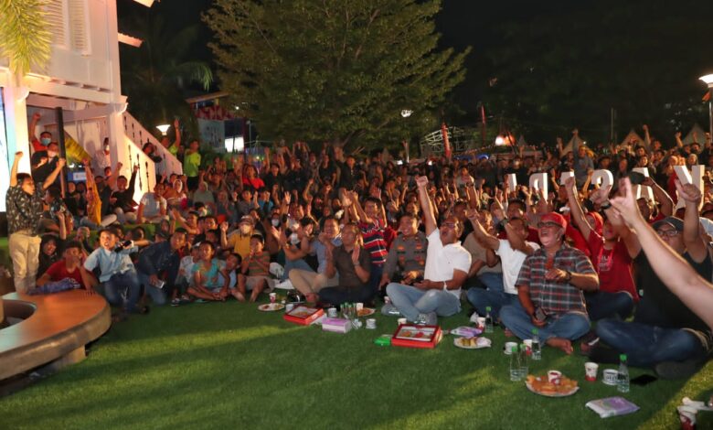 Bersama Pengunjung F8, Danny Nonton Bareng Laga PSM Makassar vs Persebaya