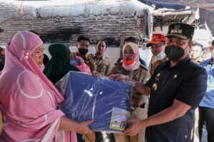 Andi Sudirman Kunjungi dan Beri Bantuan Korban Kebakaran di Rappokalling Timur