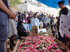 Bersama Keluarga Besar, Gubernur Andi Sudirman Mengantar Jenasah Kakak Sepupunya ke Pekuburan di Toraja