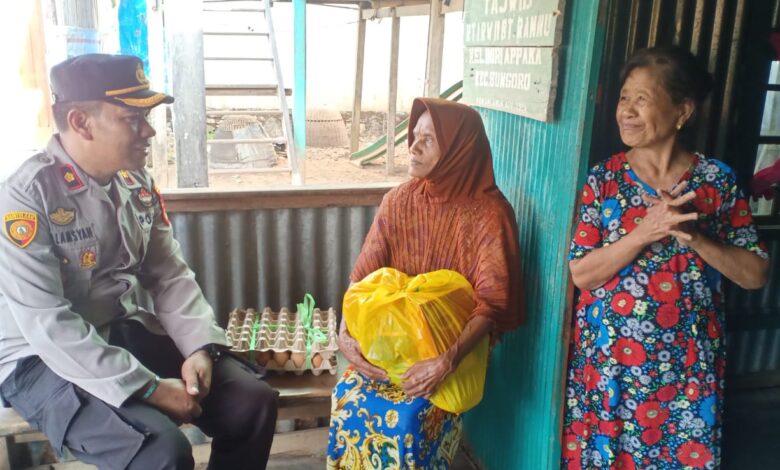 Sejumlah Warga Pangkep Dapat Bantuan Sembako Polsek Bungoro di Jumat Berkah