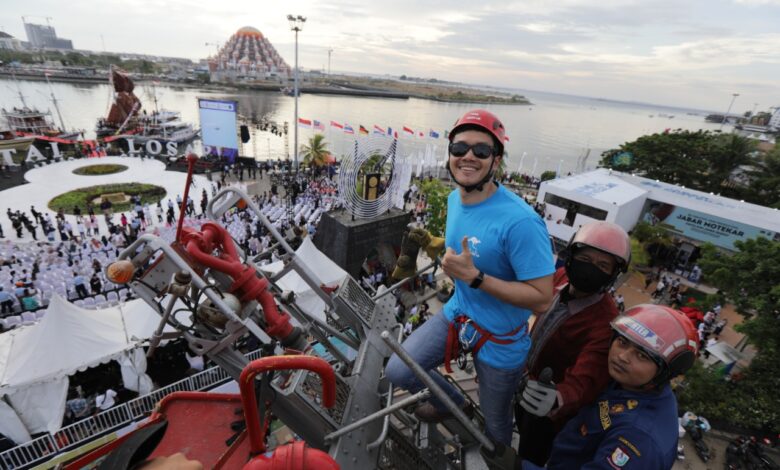 Damkar Makassar Ajak Pengunjung F8 Main Rappelling