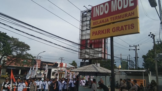Buntut PHK Karyawan, Massa Blokade Indo Mode Alauddin