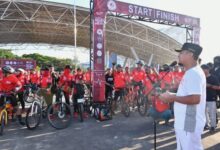Lepas Peserta Indonesia Heart Bike, Gubernur Andi Sudirman Bagi Sepeda kepada Lansia