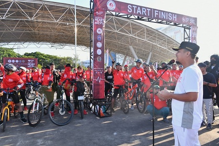 Lepas Peserta Indonesia Heart Bike, Gubernur Andi Sudirman Bagi Sepeda kepada Lansia