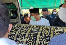 Bersama Keluarga Besar, Gubernur Andi Sudirman Mengantar Jenasah Kakak Sepupunya ke Pekuburan di Toraja