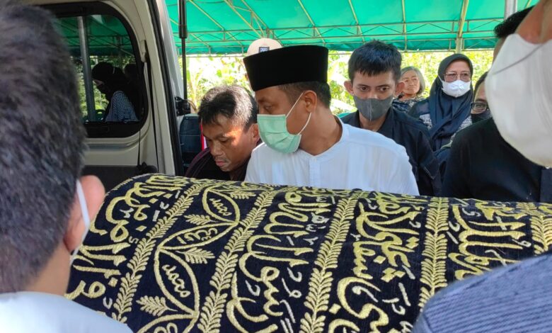 Bersama Keluarga Besar, Gubernur Andi Sudirman Mengantar Jenasah Kakak Sepupunya ke Pekuburan di Toraja