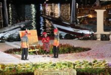 Pakai Tanah Liat, Zainal Beta Tampilkan Lukisan Perahu Pinisi di Panggung Makassar F8