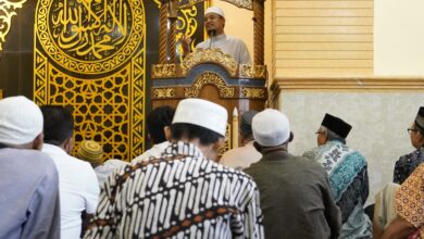 Gubernur Salat Ashar dan Resmikan Masjid Darul Falah di Kelurahan Rappojawa Makassar
