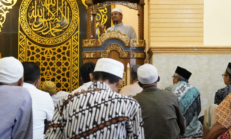 Gubernur Salat Ashar dan Resmikan Masjid Darul Falah di Kelurahan Rappojawa Makassar
