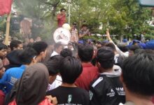 Ricuh Aksi Ratusan Mahasiswa di Balaikota dengan Aparat Kepolisian
