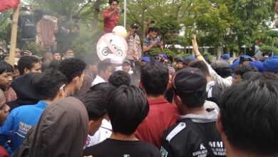 Ricuh Aksi Ratusan Mahasiswa di Balaikota dengan Aparat Kepolisian