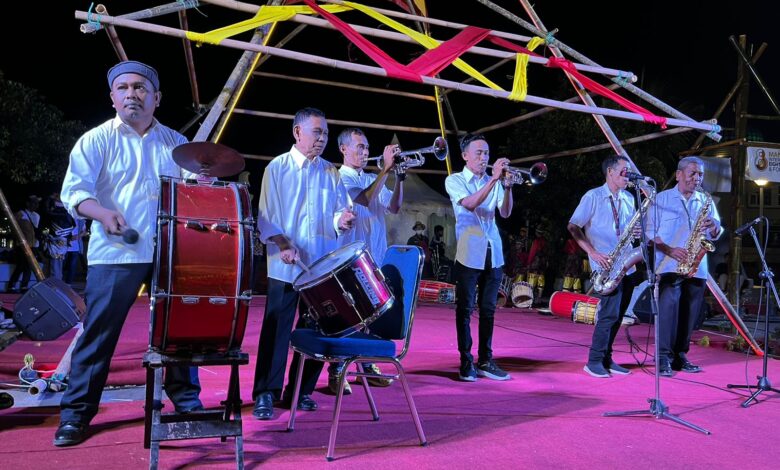 Kesenian Tanjidor Hibur Pengunjung Makassar F8 di Zona Satu