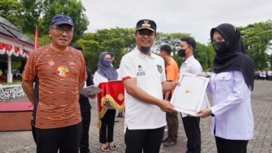 Serahkan Bonus Atlet Popda dan Pepaperda 2022, Gubernur: Pertama Dalam Sejarah ke Pelajar