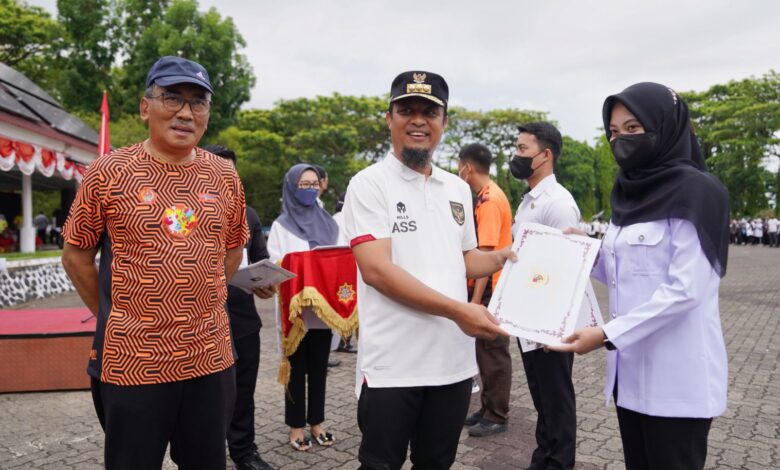 Serahkan Bonus Atlet Popda dan Pepaperda 2022, Gubernur: Pertama Dalam Sejarah ke Pelajar