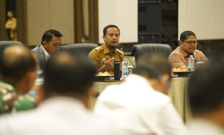 Dukung Produk Dalam Negeri, Gubernur Andi Sudirman Kenakan Sepatu Brand Lokal