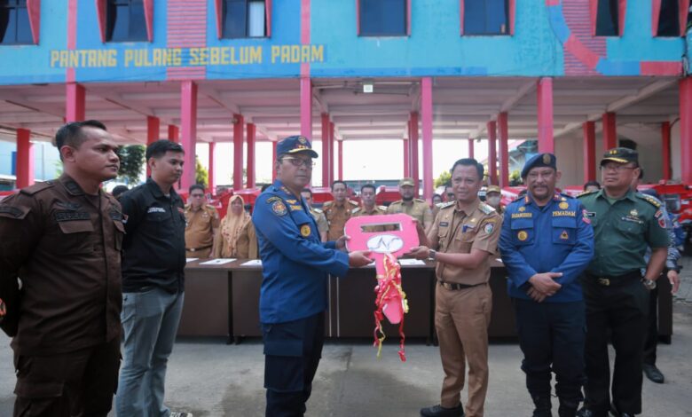 Atasi Kebakaran Lorong, Danny Serahkan 53 Unit Damtor