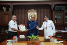 BPN Serahkan 9 Sertifikat Ke Pemerintah Kota Makassar