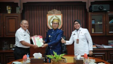 BPN Serahkan 9 Sertifikat Ke Pemerintah Kota Makassar