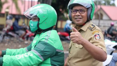 Wali Kota Makassar Moh. Ramdhan Pomanto atau Danny Pomanto naik ojek online bersama sejumlah pimpinan Organisasi Perangkat Daerah saat menjalankan tugasnya di hari Selasa (4/10/2022).