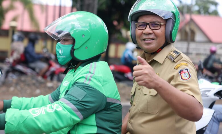 Wali Kota Makassar Moh. Ramdhan Pomanto atau Danny Pomanto naik ojek online bersama sejumlah pimpinan Organisasi Perangkat Daerah saat menjalankan tugasnya di hari Selasa (4/10/2022).