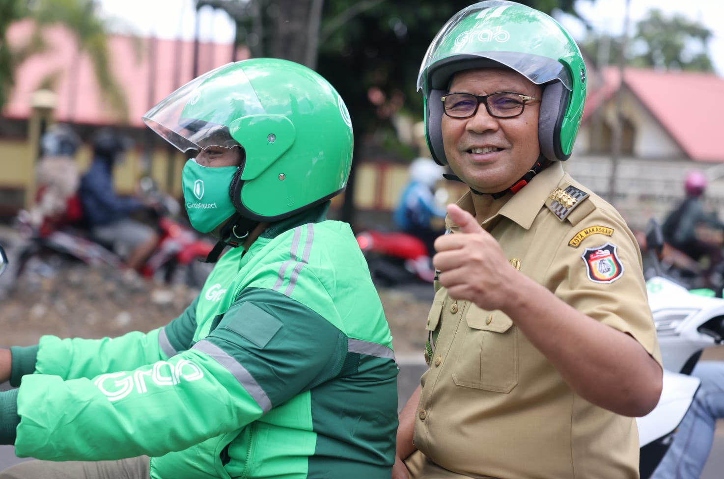 Wali Kota Makassar Moh. Ramdhan Pomanto atau Danny Pomanto naik ojek online bersama sejumlah pimpinan Organisasi Perangkat Daerah saat menjalankan tugasnya di hari Selasa (4/10/2022).