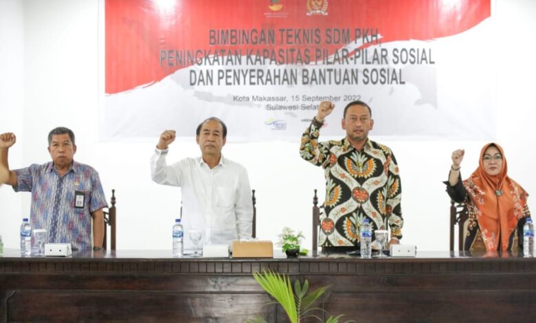 Dihadiri Ketua Komisi VIII DPR, Dinsos Makassar Serahkan Bansos Kemensos