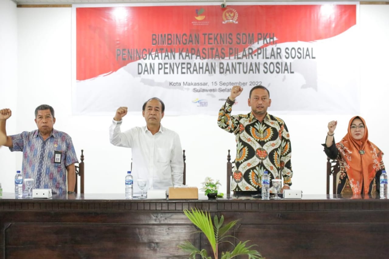 Dihadiri Ketua Komisi VIII DPR, Dinsos Makassar Serahkan Bansos Kemensos