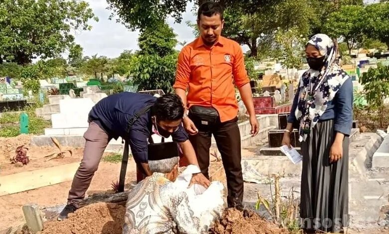 Dinsos Kota Makassar Makamkan Dua Jenazah Bayi Tanpa Identitas yang Ditemukan di Dua Lokasi