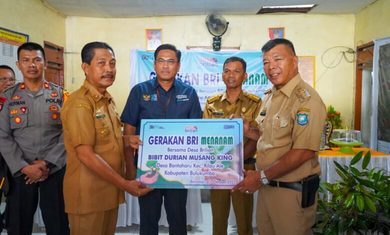 Dukung Program Unggulan Pemda, BRI Bulukumba Serahkan Ribuan Bibit Durian Musang King
