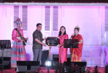 Guru Besar UKI Paulus, Raih Penghargaan KPID Award Sulawesi Selatan