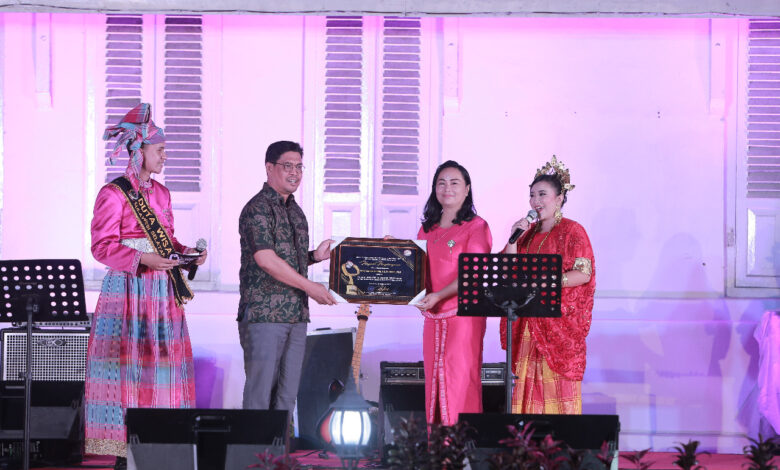 Guru Besar UKI Paulus, Raih Penghargaan KPID Award Sulawesi Selatan