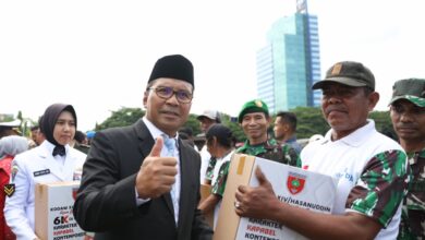Wali Kota Danny Menyaksikan Parade Alusista di Upacara HUT 77 TNI
