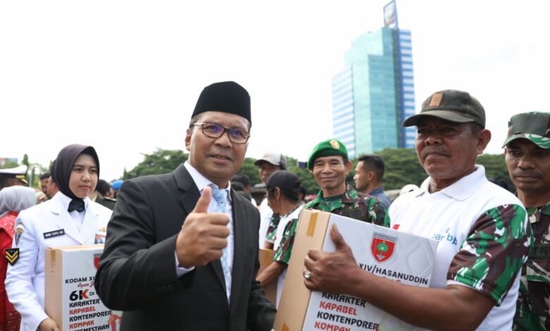Wali Kota Danny Menyaksikan Parade Alusista di Upacara HUT 77 TNI