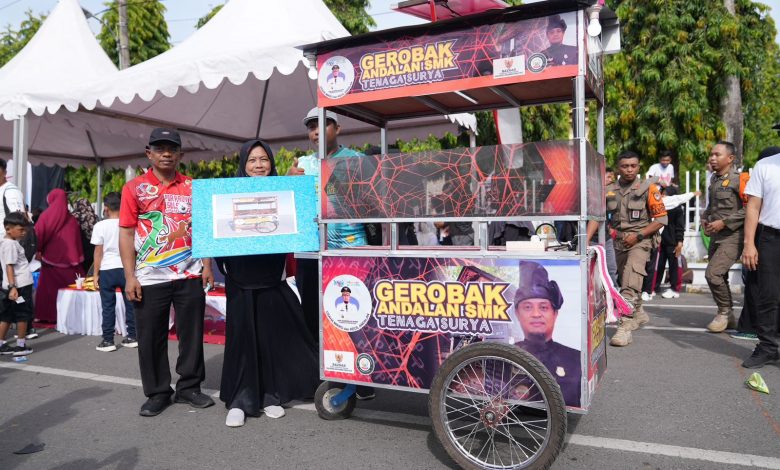 Gubernur Serahkan Gerobak Andalan SMK Tenaga Surya kepada Penjual Sarabba Seorang Pensiunan Guru