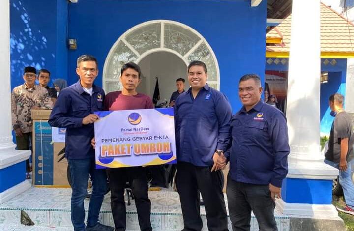 Nasdem Bone Serahkan Hadiah Gebyar E-KTA Kepada 10 Kader, Salah Satunya Paket Umrah