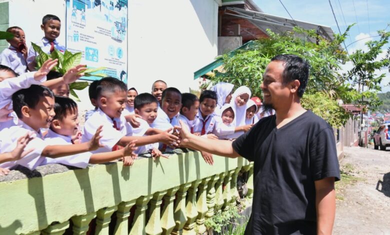 Siswa SD Negeri 163 Ara Bulukumba Girang Saat di Datangi Gubernur Andi Sudirman