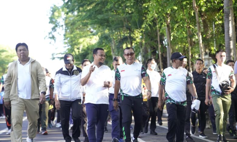 Andi Sudirman dan Pangdam XIV Hasanuddin Gerak Jalan Santai 5 Km