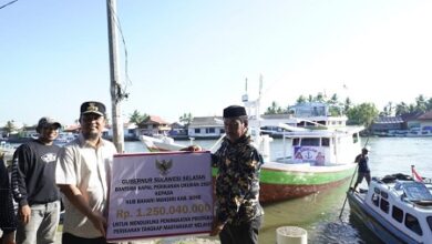 Sebelum Menyeberang ke Pulau Sembilan, Gubernur Andi Sudirman Serahkan Bantuan Kapal Perikanan
