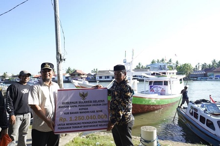 Sebelum Menyeberang ke Pulau Sembilan, Gubernur Andi Sudirman Serahkan Bantuan Kapal Perikanan