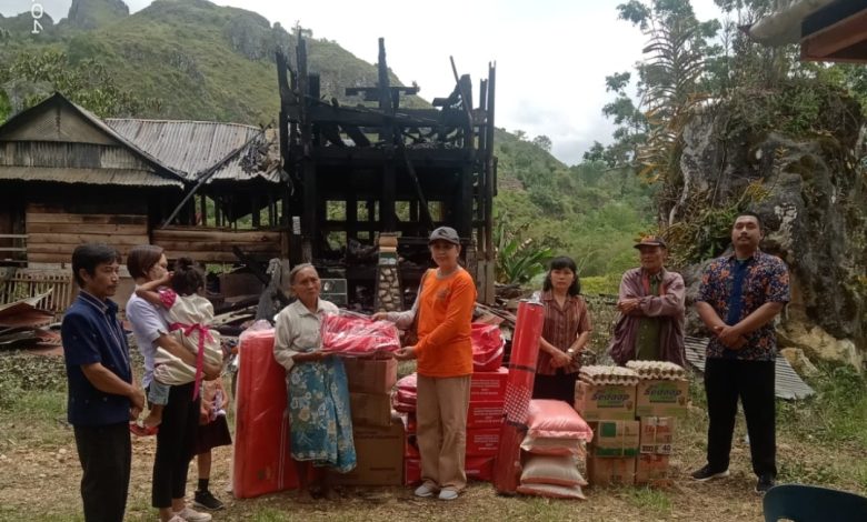 Gubernur Sulsel Bantu Logistik Korban Terdampak Kebakaran Rumah Tongkonan di Toraja