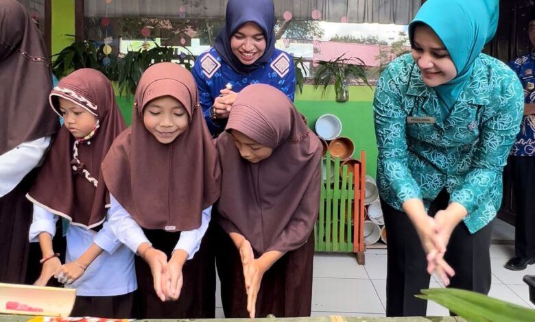 Ketua PKK Gowa Edukasi Siswa Cuci Tangan Pakai Sabun